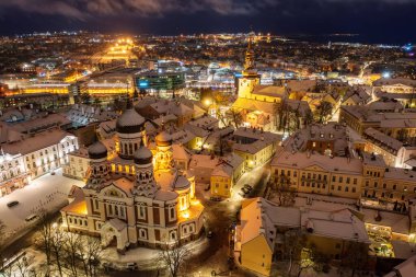 Kışın Tallinn Eski Kasabası 'nın hava gecesi manzarası. Başkent Estonya 'nın merkezinden Alexander Nevsky Katedrali' ne bakın. Seyahat konsepti. Noel havası. Karlı çatılar.