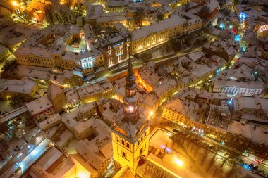 Kışın Tallinn Eski Kasabası 'nın hava gecesi manzarası. Estonya 'nın başkentinin merkezine yukarıdan bak. Seyahat konsepti. Noel havası. Çatılar karla kaplı..