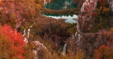 Hırvatistan 'daki Plitvice Ulusal Parkı' nın sonbahar renkleri ve şelaleleri, mevsimlik renkli arka plan, panoramik manzara