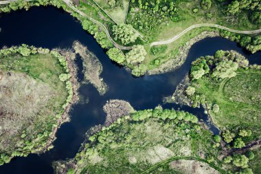 Yeşil tarladaki mavi gölün havadan görünüşü, insansız hava aracından güzel doğa arkaplanı, fotokopi alanı olan mevsimsel yaz manzarası.