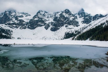 Donmuş Morskie Gölü ya da kışın Polonya 'da Sea Eye Gölü. Doğal mevsimlik arka plan, ünlü turistik yer.