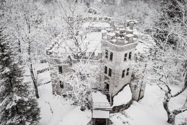 Glen parkındaki eski kale. Tallinn, Estonya. Kış mevsimi manzarası. Yukarıdan görüntüle