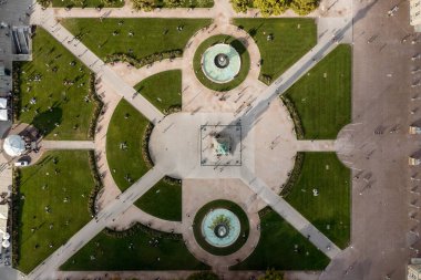 Almanya 'nın Stuttgart kentindeki ünlü Schlossplatz' ın düz hava manzarası, seyahat arka planı