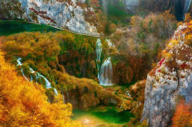 Hırvatistan 'daki Plitvice Ulusal Parkı' nın sonbahar renkleri ve şelaleleri, mevsimlik renkli arka plan, seyahat merkezleri