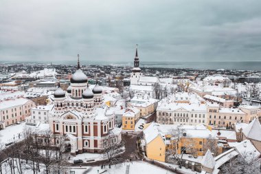 Tallinn Eski Kasabası 'nın kışın havadan görünüşü. Başkent Estonya 'nın merkezinden Alexander Nevsky Katedrali' ne bakın. Seyahat konsepti. Noel havası. Karlı çatılar.