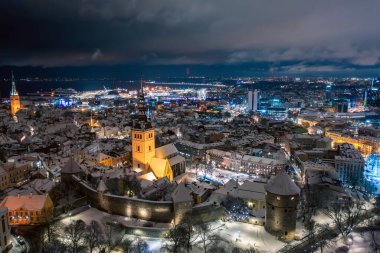 Kışın Tallinn Eski Kasabası 'nın hava gecesi manzarası. Estonya 'nın başkentinin merkezine yukarıdan bak. Seyahat konsepti. Noel havası. Çatılar karla kaplı..