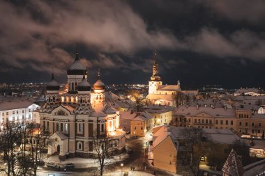 Kışın Tallinn Eski Kasabası 'nın hava gecesi manzarası. Başkent Estonya 'nın merkezinden Alexander Nevsky Katedrali' ne bakın. Seyahat konsepti. Noel havası. Karlı çatılar.