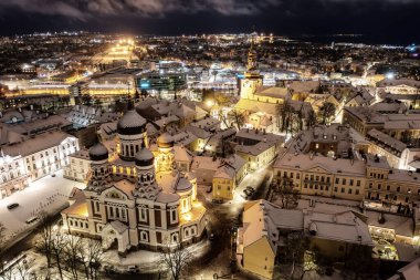 Kışın Tallinn Eski Kasabası 'nın hava gecesi manzarası. Başkent Estonya 'nın merkezinden Alexander Nevsky Katedrali' ne bakın. Seyahat konsepti. Noel havası. Karlı çatılar.