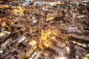 Kışın Tallinn Eski Kasabası 'nın hava gecesi manzarası. Estonya 'nın başkentinin merkezine yukarıdan bak. Seyahat konsepti. Noel havası. Çatılar karla kaplı..