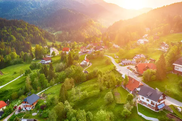 Gün doğumunda Slovenya 'daki huzurlu dağ köyü. Yumuşak sabah ışığı, yuvarlanan tepeler ve görkemli tepelerle çevrili geleneksel dağlık evleri yıkıyor. Sakin ve huzurlu bir manzara sakin bir atmosfer, doğa, seyahat ve kırsal konular için ideal..