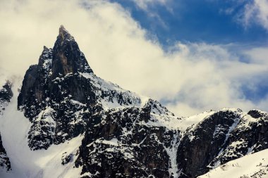 Kışın Polonya 'da Morskie Oko Gölü yakınlarındaki dağ zirveleri. Doğal mevsimlik arka plan, Avrupa Tatraları. Bulanık bulutlu arazi