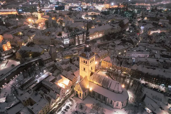 Kışın Tallinn Eski Kasabası 'nın hava gecesi manzarası. Estonya 'nın başkentinin merkezine yukarıdan bak. Seyahat konsepti. Noel havası. Çatılar karla kaplı..