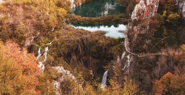 Hırvatistan 'daki Plitvice Ulusal Parkı' nın sonbahar renkleri ve şelaleleri, mevsimlik renkli arka plan, panoramik manzara