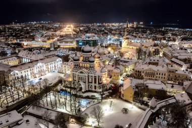 Kışın Tallinn Eski Kasabası 'nın hava gecesi manzarası. Başkent Estonya 'nın merkezinden Alexander Nevsky Katedrali' ne bakın. Seyahat konsepti. Noel havası. Karlı çatılar.