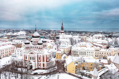 Tallinn Eski Kasabası 'nın kışın havadan görünüşü. Başkent Estonya 'nın merkezinden Alexander Nevsky Katedrali' ne bakın. Seyahat konsepti. Noel havası. Karlı çatılar.