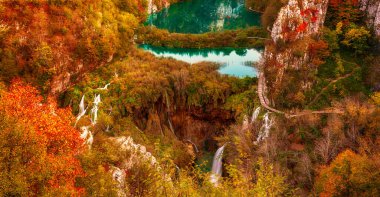 Hırvatistan 'daki Plitvice Ulusal Parkı' nın sonbahar renkleri ve şelaleleri, mevsimlik renkli arka plan, panoramik manzara