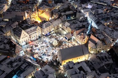 Tallinn Eski Kasabası 'nın kışın Belediye Meydanı' ndaki hava manzarası. Estonya 'nın başkentinin merkezine yukarıdan bak. Seyahat konsepti. Noel havası. Çatılar karla kaplı..