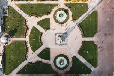 Almanya 'nın Stuttgart kentindeki ünlü Schlossplatz' ın düz hava manzarası, seyahat arka planı
