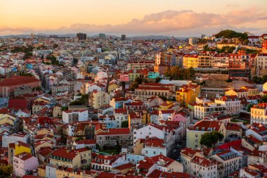 Lizbon 'un ünlü manzarası Miradouro da Senhora do Monte turist bakış açısı Alfama ve Mauraria eski şehir bölgesi, Lizbon, Portekiz