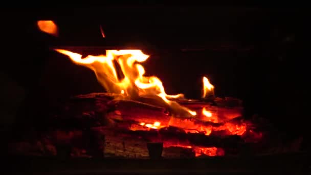 火中的特写放大在壁炉中燃烧柴火 烧焦的原木燃烧 篝火暖房 — 图库视频影像