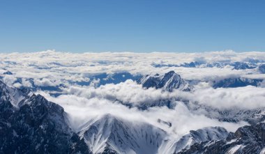 Alplerdeki Zugspitze zirvesinden gelen karlı dağların panoramik manzarası