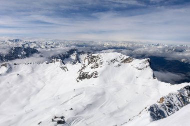 Alplerdeki Zugspitze zirvesinden gelen karlı dağların panoramik manzarası