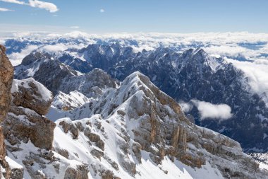 Alplerdeki Zugspitze zirvesinden gelen karlı dağların panoramik manzarası