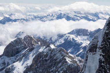 Alplerdeki Zugspitze zirvesinden gelen karlı dağların panoramik manzarası