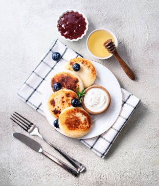 Ekşi kremalı ve reçelli krep. sağlıklı kahvaltı.