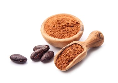 Beyaz arka planda kakao bob ile kakao tozu.