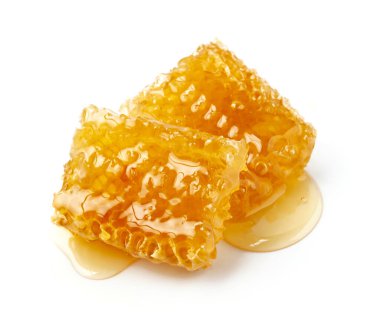 Beyaz arka planda tatlı bal peteği. Sağlıklı besin maddeleri.