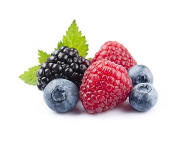 Beyaz arka planda tatlı meyveler. Ahududu, yaban mersini ve böğürtlen bahçelerinde böğürtlen.