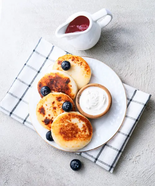 芝士蛋糕和酸奶油特写在盘子里 健康的早餐 免版税图库图片