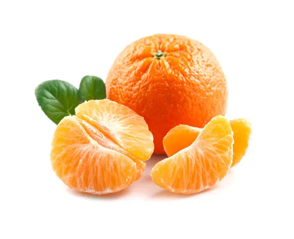 白色背景的普通话橙色特写 从白种人背景中分离出来的甜菜碱或香豆素 免版税图库图片