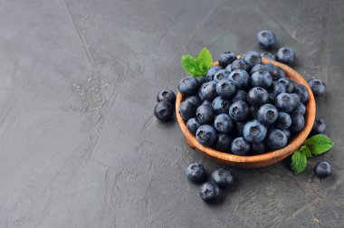 Arkaplanda nane aromalı yabanmersini..