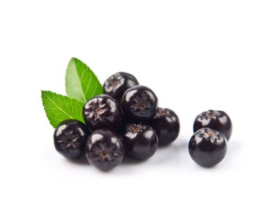 Beyaz arka planda yaprakları olan Aronia üzümleri. Boğaz üzümü.