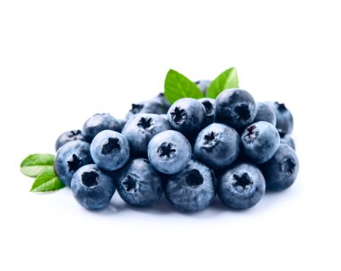 Beyaz arka planda yaprakları olan yabanmersini.