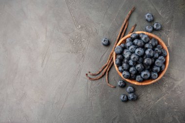 Arkaplanda vanilyalı yabanmersini sopası. Beton.