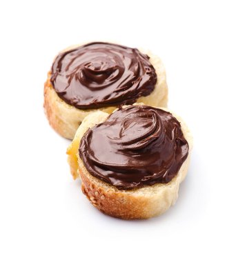 Beyaz arka planlara yayılmış çikolatalı bir dilim ekmek. Sağlıklı besin maddeleri.