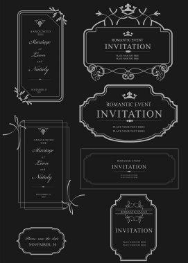 Klasik ve zarif düğün davetiyesi şablonları dekoratif çerçeveler, süslemeler ve taç motifleri, özel bir durum için mükemmel.