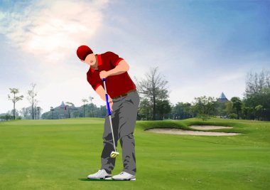 Profesyonel golfçü, güneşli bir günde golf sahasında güzel bir yeşillik giyiyor.