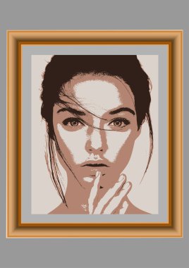 Güzel bir kadının çerçevelenmiş pop sanat portresi nazikçe yüzüne dokunuyor, şık ve anlamlı bir sanat eseri yaratıyor.
