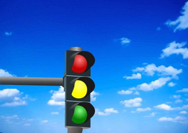 Yeşil trafik ışığı mavi gökyüzünün altında bulutların altında hareket izni veriyor.