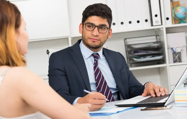 Gözlüklü Başarılı Bir Adamı Ofiste Bayan Meslektaşıyla Konuşuyor — Stok fotoğraf
