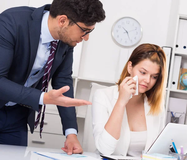 Dissatisfied Manager Scolding Frustrated Female Assistant Office — Stock Photo, Image