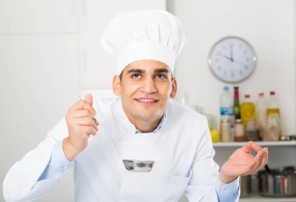 Young Man Evulating Prepared Soup Kitchen — Stock Photo, Image