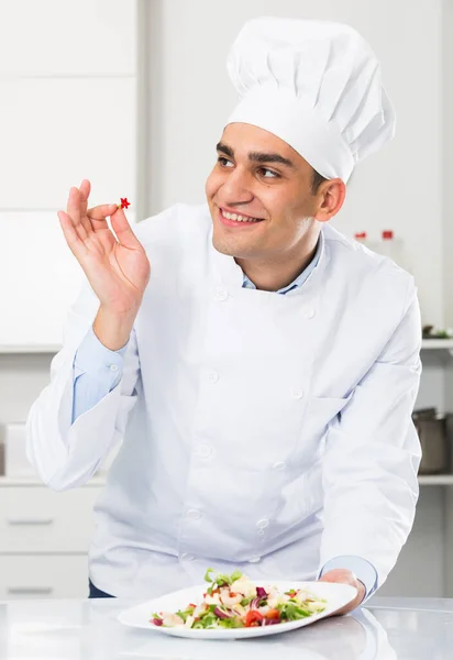 专业厨师正在厨房里泡沙拉 — 图库照片