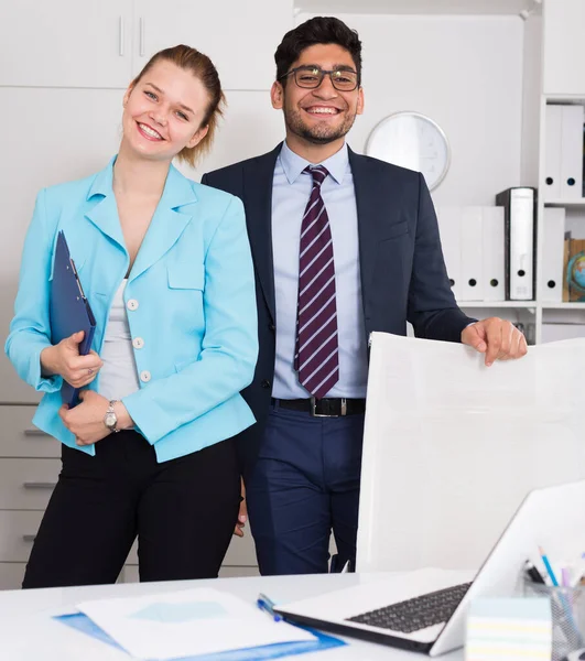 Uśmiechnięty Biznesmen Bizneswoman Pozowanie Razem Biurze — Zdjęcie stockowe