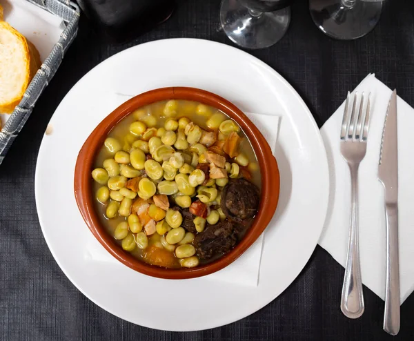 ハバス カタラーナ 血のソーセージとパプリカで味付けハムと豆のおいしいシチュー — ストック写真