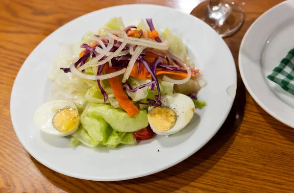 Appetitlicher Salat Mit Karotten Zwiebeln Und Salat Spanisches Gericht — Stockfoto